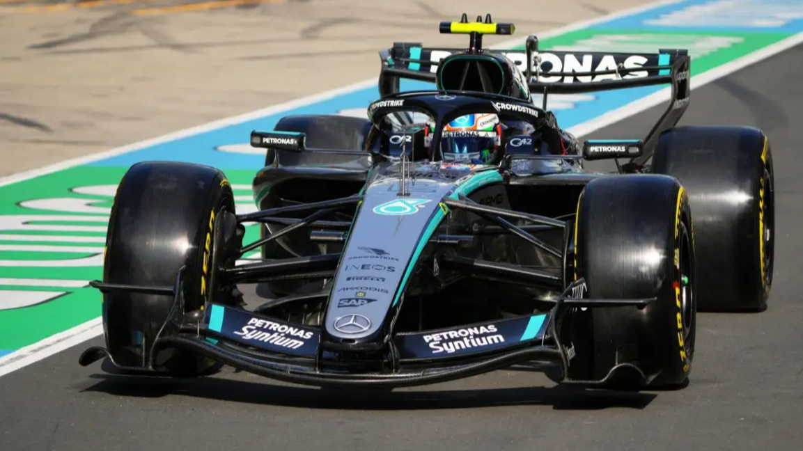 Пилотите на Мерцедес най-бързи на "Сузук...