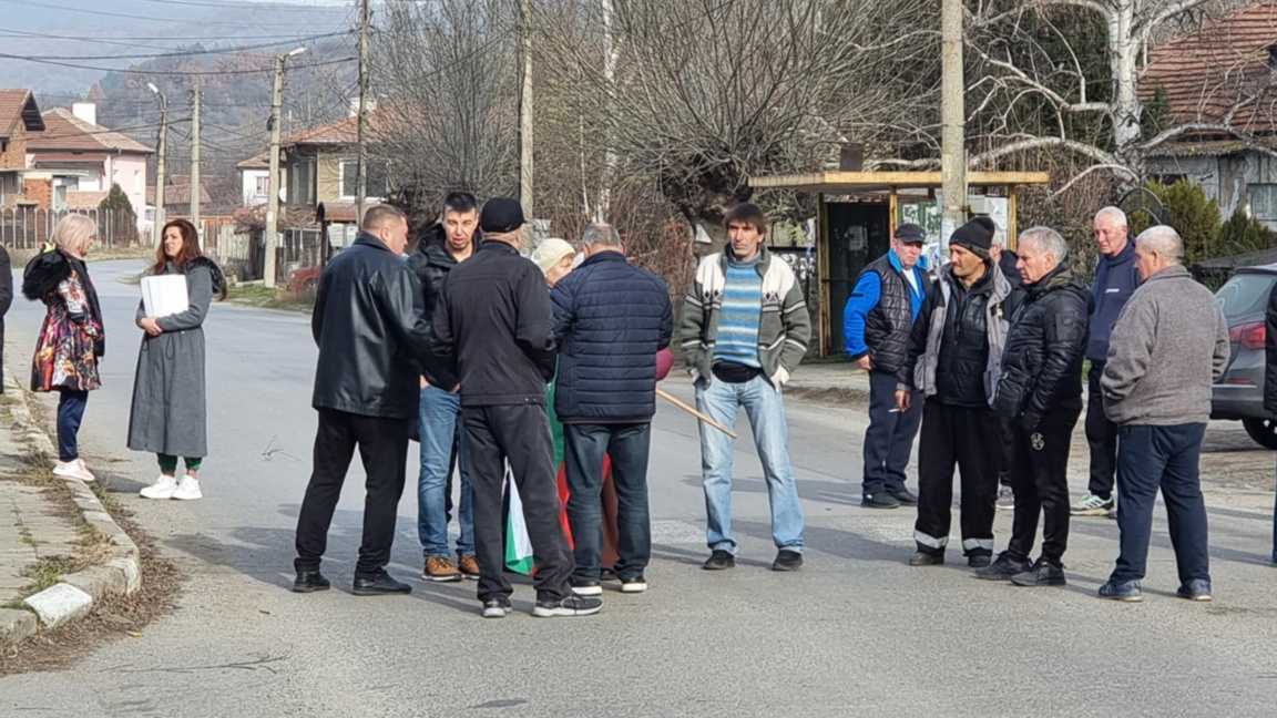 Жители на с. Големо село излязоха на протест