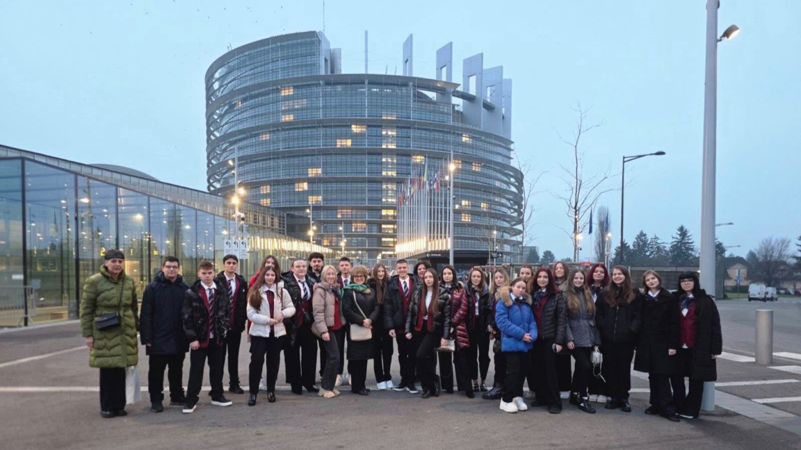 Бургаски ученици влязоха в ролята на евр...