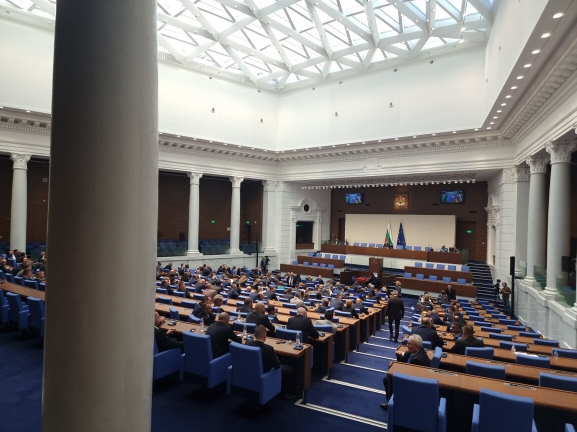 След 30 гласувания и осем провала – 9-и опит за избор на председател на НС