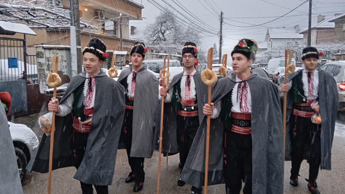 Коледари от ансамбъл "Ситница" наричаха за здраве и берекет