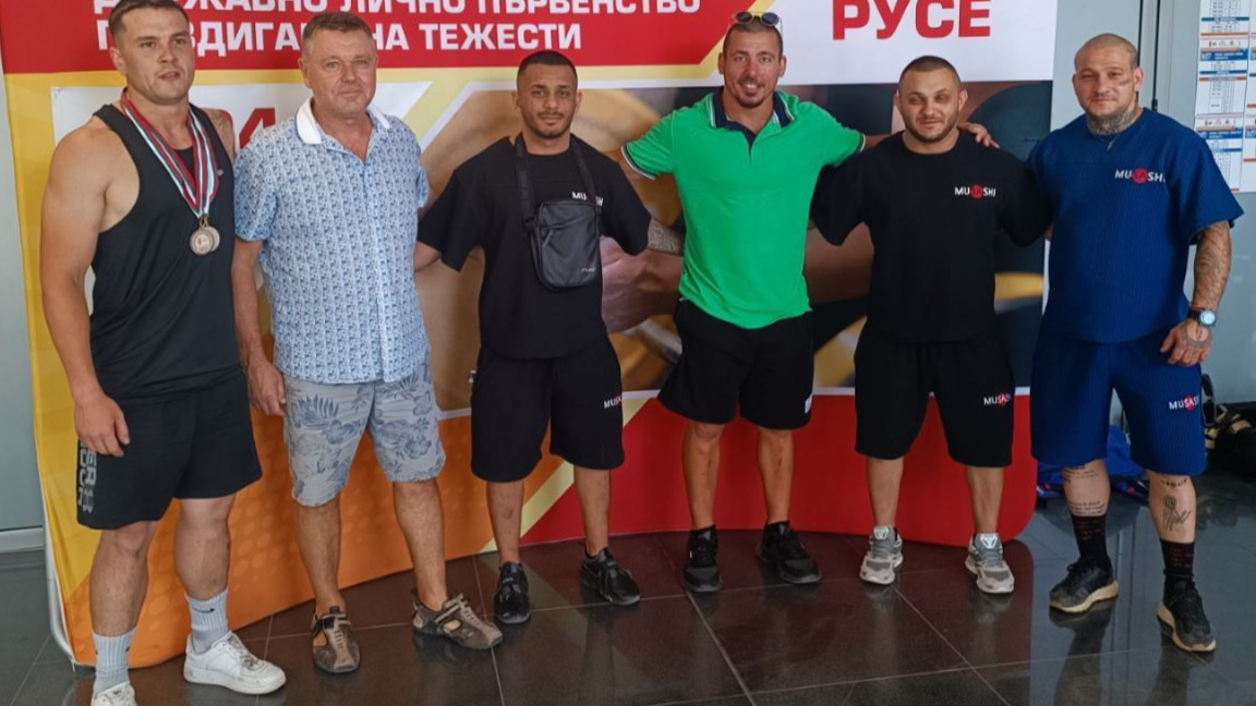 Треньори и състезатели от клуб "Аполон"