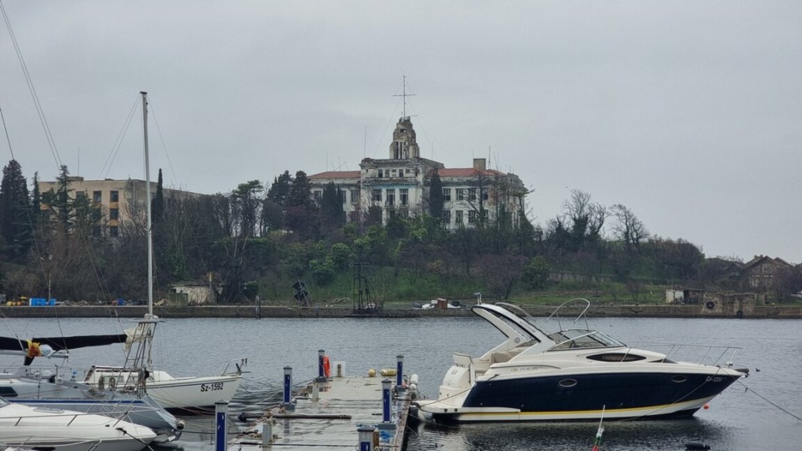 Изглед към остров Св. Кирик и Юлита, където ще бъде разположен Институтът за подводно наследство на ЮНЕСКО. Предвижда се на острова да има и Музей на черноморската цивилизация.