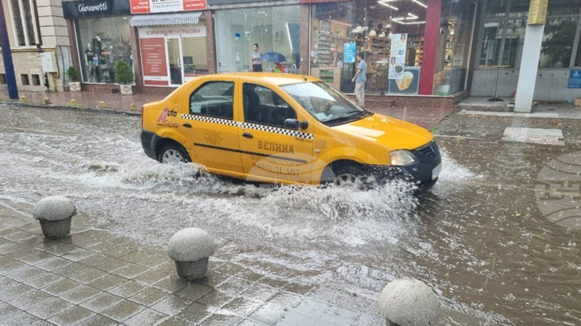 Диги преляха в Пазарджишко, има наводнен...