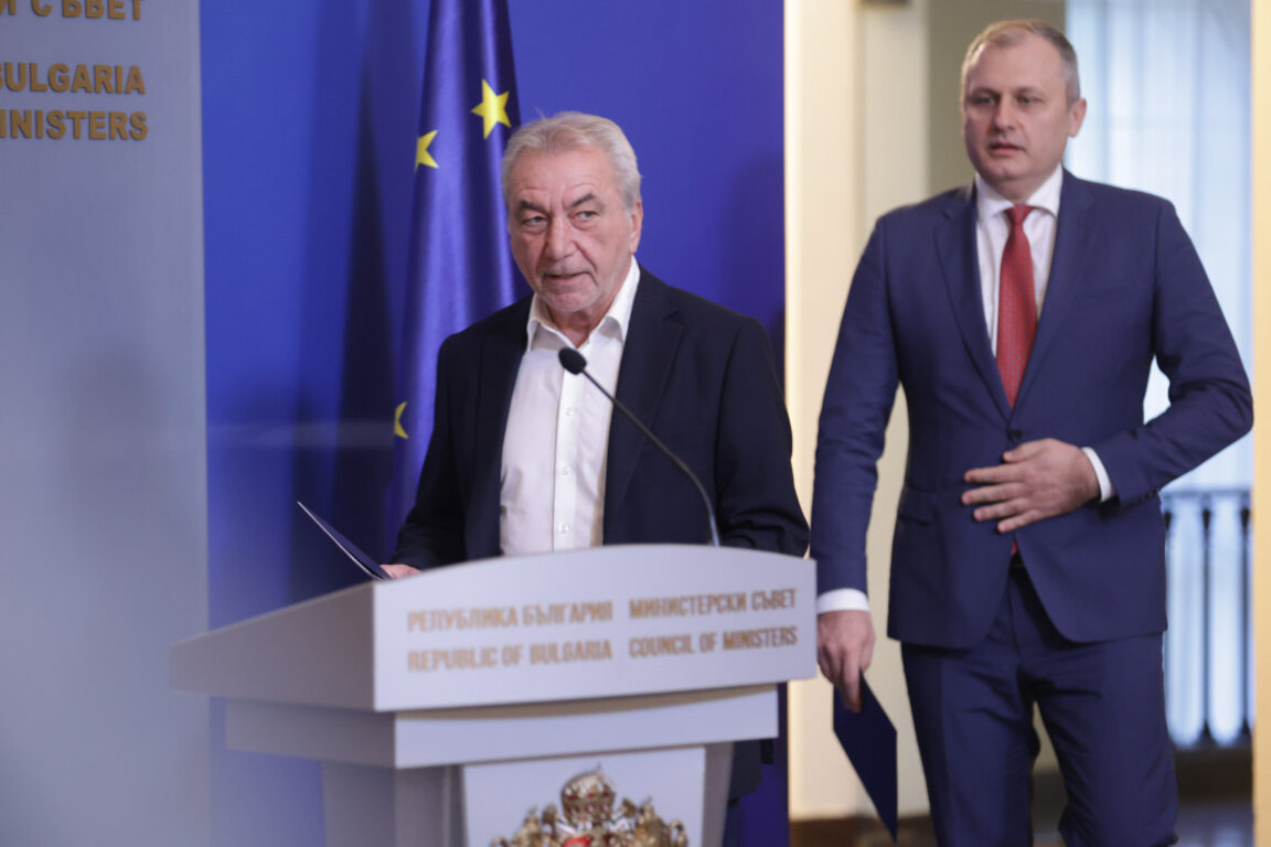 Служебният министър на иновациите и растежа Росен Карадимов (вляво) и служебният министър на електронното управление Валентин Мундров (вдясно) дават брифинг във връзка с проведените на 27 октомври парламентарни избори.