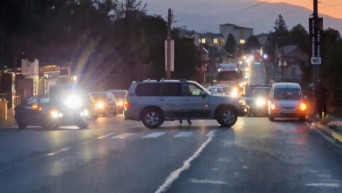 Работници от "Марица-изток" блокираха пътища в Старозагорска област