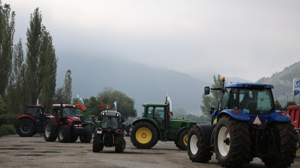 Земеделци блокират пътни артерии в Плевенско и Бургаско