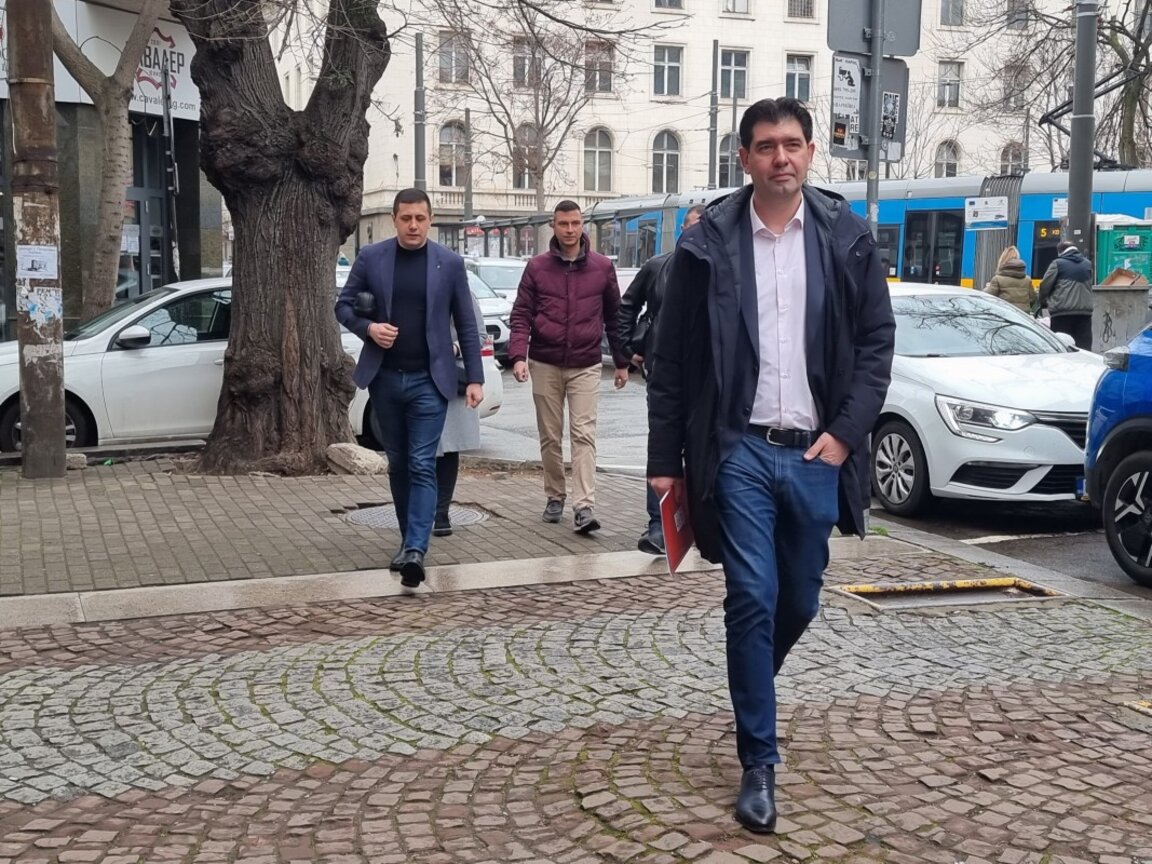 Иван Таков пред заседанието на БСП.