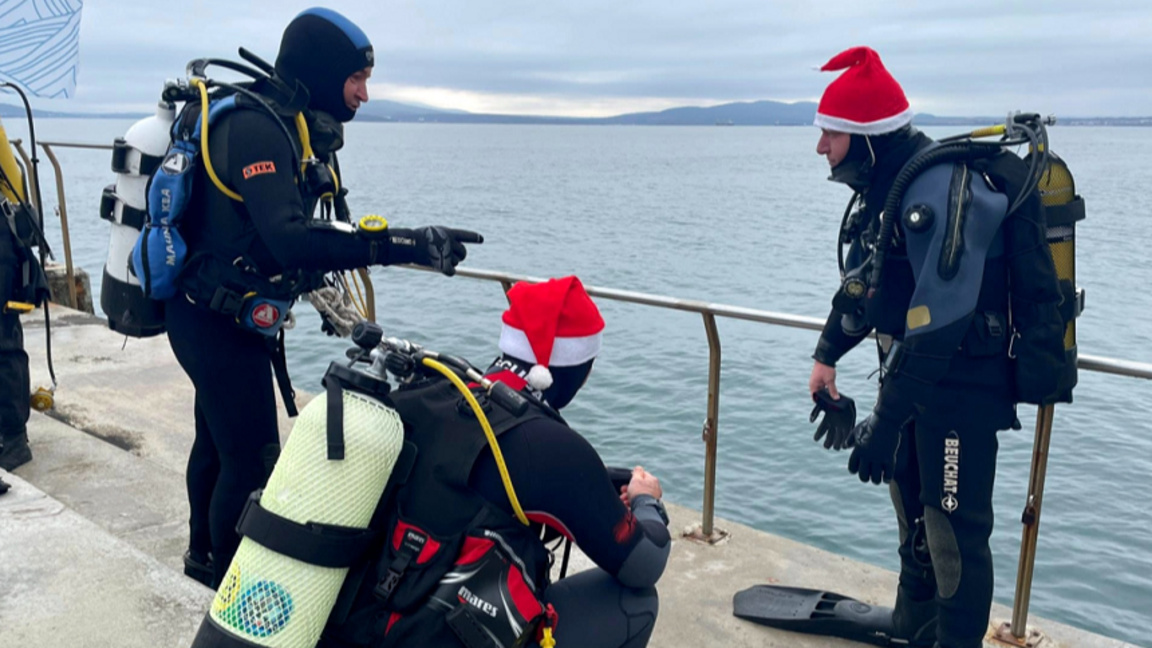 Водолази се гмурнаха в морето край Бургас по случай Коледа