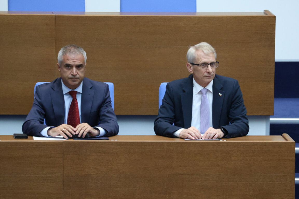 Министърът на енергетиката Румен Радев (вляво) и премиерът Николай Денков (вдясно) в НС - 4 октомври 2023 г.