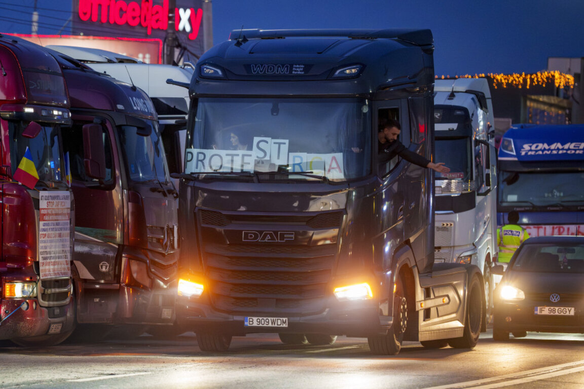 Протестиращи шофьори на път, водещ към Букурещ, в Афумати, Румъния, 15 януари 2024 г.