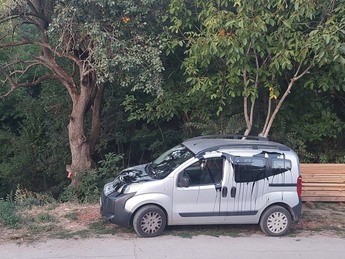 Нападнаха дома и колата на екоактивистка от Бобовдолско