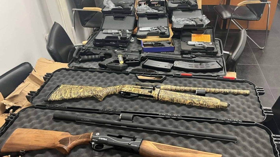 Задържаха пушки, пистолети и патрони на ...