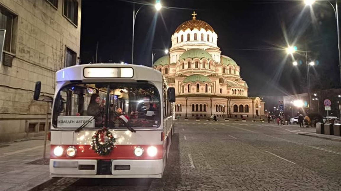 Коледни ретро автобуси предлагат безплат...