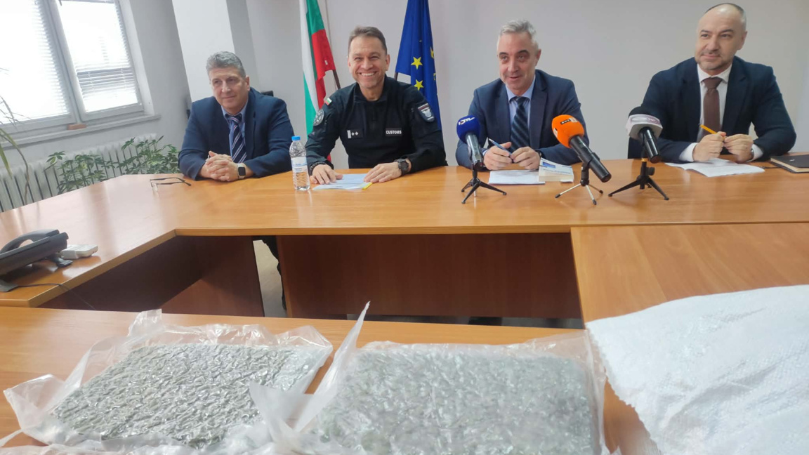 До 15 г. затвор и 100 хил. лв. глоба грозят шофьор, хванат със 700 кг марихуана
