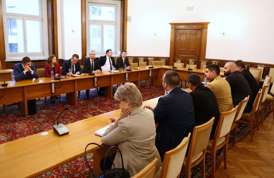 Представители "Възраждане" разговарят с представители на МЕЧ в сградата на Народното събрание - 20 ноември 2024 г.