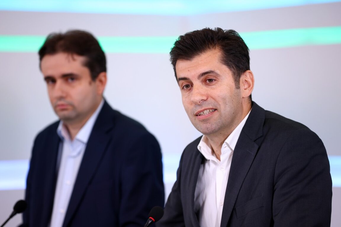 Божидар Божанов и Кирил Петков (вдясно) от ПП-ДБ дават изявление за медиите - 18 ноември 2024 г.