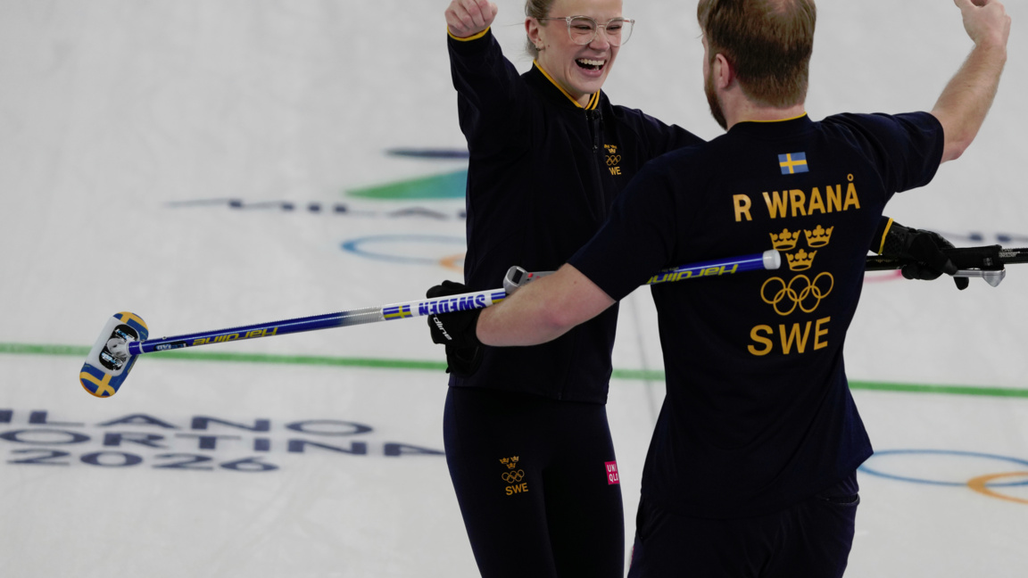 Брат и сестра изведоха Швеция до титлата по кърлинг за смесени двойки