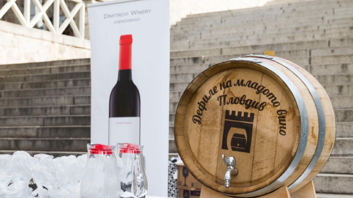 "Дефиле на младото вино" в Стария Пловдив омайва с аромати и духа на традицията