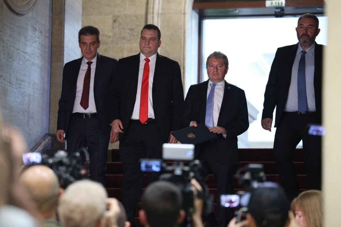 Представители на парламентарната група на "Има такъв народ" направиха изявление за медиите след получения проучвателен мандат за съставяне на правителство, 29 юли 2024 г.