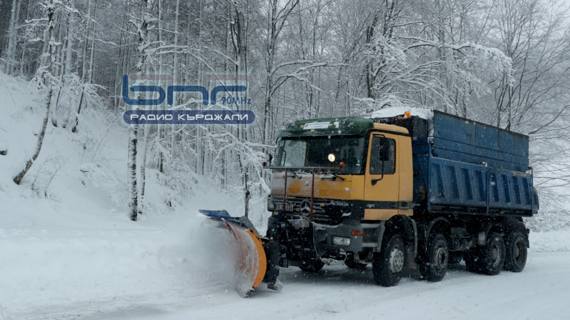 60 машини почистват пътищата в област Ха...