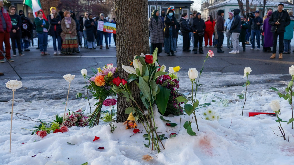 Хората положиха цветя на мястото на стрелбата в Минеаполис