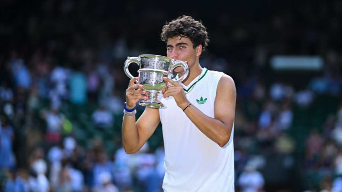 Иванов с трофея от Уимбълдън