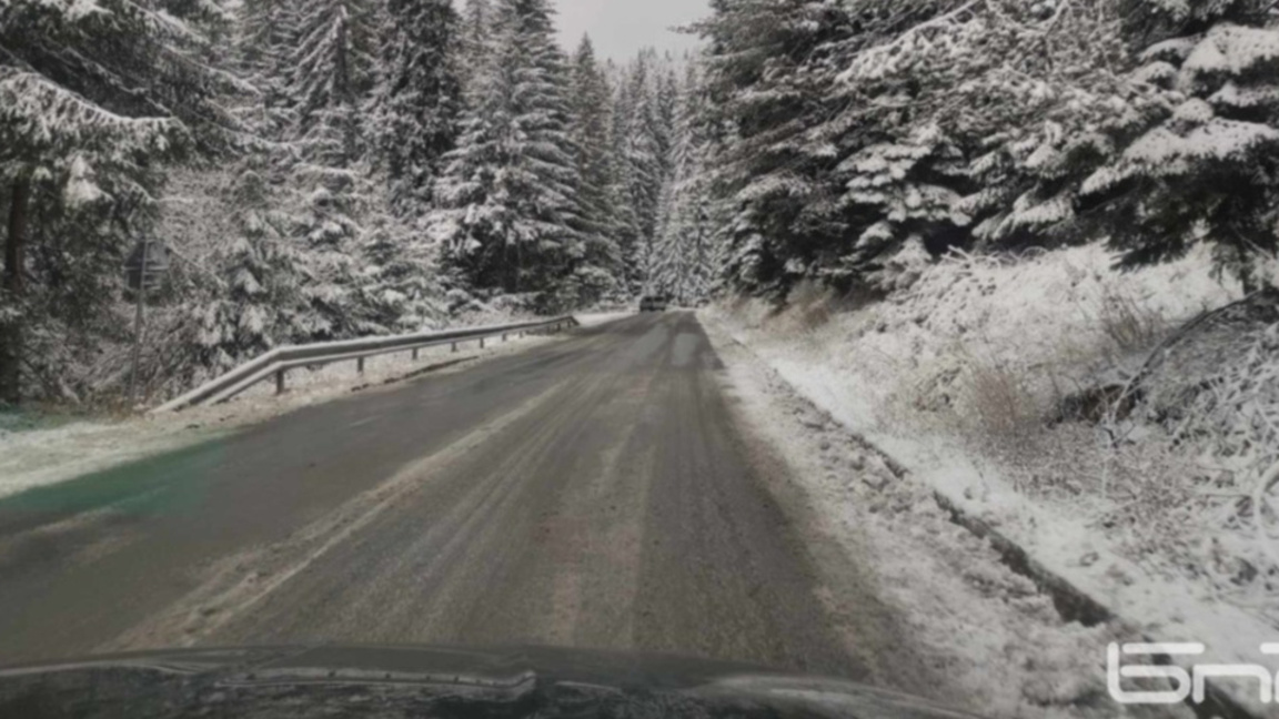 На проходите "Шипка" и Хаинбоаз вали сняг 